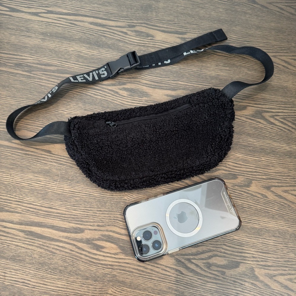 Levi's Black Sherpa Belt Bag - Picture 10 of 10